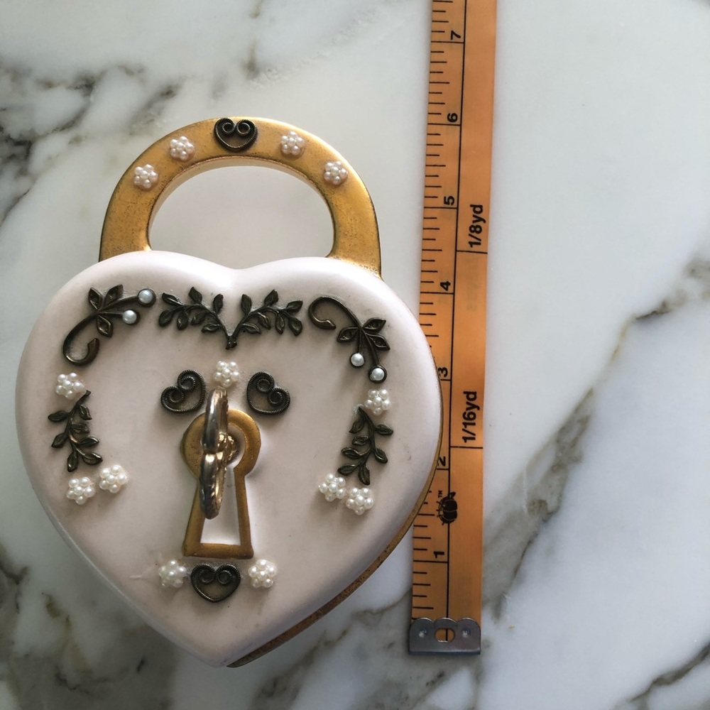 Vintage Gold and Cream Heart Lock Decor - Picture 6 of 6